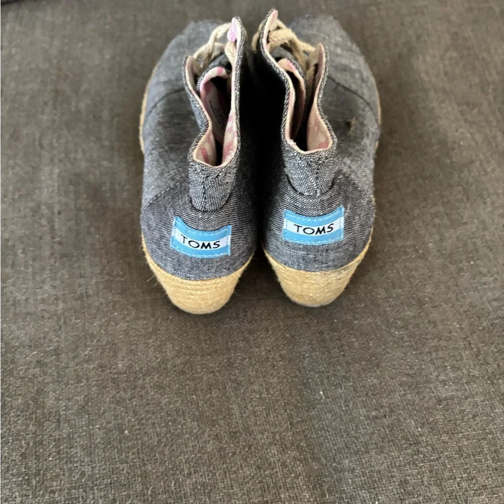 Tom’s Chambray Desert Wedge